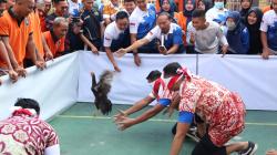 Waduh, Puluhan Narapidana dan Petugas Lapas Mojokerto Berebut Ayam di Dalam Penjara