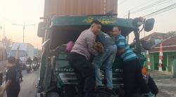 Kecelakaan Truk Tronton di Jalur Pantura Patokbeusi, Evakuasi Sopir Berjalan Dramatis