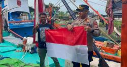 Kapal Nelayan di Kuala Meureudu Berkibar Merah Putih, Polisi dan Warga Pesisir Rayakan HUT RI Bareng
