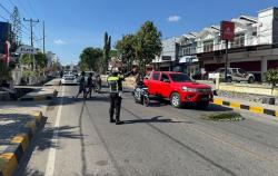 Personel Satlantas Polres Sumba Timur Sigap Bantu Pengendara di Jalan
