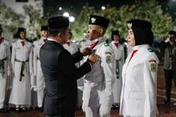 Bupati Aep Kukuhkan 50 Anggota Pasukan Pengibar Bendera Pusaka di Karawang