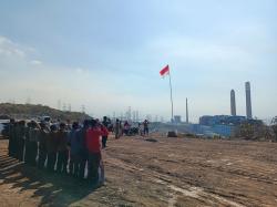 Bentuk Protes Pengrusakan Hutan, Aktivis Lingkungan Kibarkan Bendera di Proyek Tol Probowangi