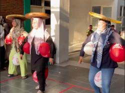 Dosen Cantik di Surabaya Bikin Heboh, Rayakan HUT RI ke-80 dengan Aksi Unik Nyunggi Tempeh dan Balon