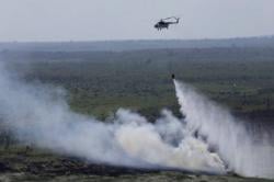 Kendalikan Karhutla di Riau, Helikopter Dikerahkan untuk Pendinginan dan Modifikasi Cuaca