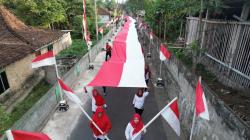 Meriah! Warga Lereng Merapi Boyolali Arak Bendera Merah Putih Raksasa Sambut HUT RI ke-80