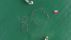Unik! 80 Perenang Bawa Jerigen Sambil Arak Bendera Merah Putih di Laut Makassar