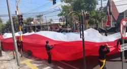 Semarak HUT ke-80 RI, Pemuda Bojonegoro Bentangkan Kain Merah Putih Raksasa di Tengah Kota