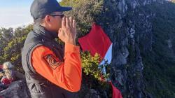 HUT ke-80 RI, Merah Putih Raksasa Berkibar di Puncak Ciremai