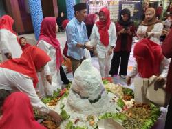 Peringati HUT RI ke-80, Warga Surabaya Bancaan Tumpeng Raksasa, Pemkot Lawan Penjajahan Modern