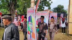 Meriah! Replika Tank, Bambu Runcing, hingga Lukisan Presiden Hiasi Arak-Arakan Kemerdekaan