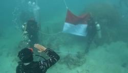 Spektakuler! Bendera Merah Putih Berkibar dari Dasar Laut Pulau Sangiang di HUT ke-80 RI