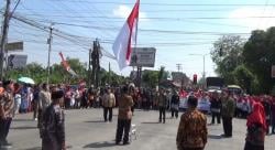 Unik, Figur 8 Presiden Bersama Pengendara dan Warga Gelar Upacara Di Tengah Jalan Raya