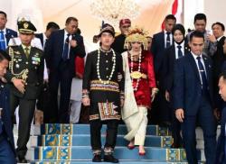 Wapres Gibran Tampil Berwibawa dengan Baju Busana Adat Gayo di Istana Merdeka