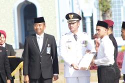 HUT Kemerdekaan RI ke-80, Lapas Tuban Serahkan Remisi kepada 271 Narapidana di Alun-alun Tuban
