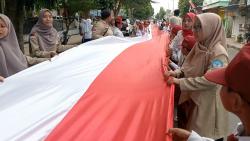 Peringati Kemerdekaan Indonesia, Ratusan Siswa SDIT Nurul Anshar Bentangkan Bendera 400 Meter
