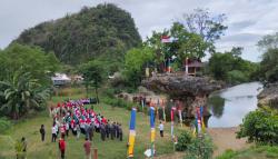 Warga Pangkep Gelar Upacara HUT ke-80 RI di Atas Batu Payung, Ikon Wisata Unik