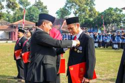 Politeknik Negeri Jember Anugerahkan Satyalancana Karya Satya di Upacara HUT ke-80 RI