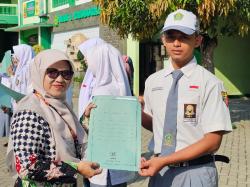 Keren! Rayakan HUT Ke 80 RI, MAN 1 Grobogan Serahkan Beasiswa Ke Murid Berprestasi Akademik