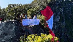 Bendera Merah Putih Raksasa Berkibar di Puncak Gunung Ciremai pada 17 Agustus 2025
