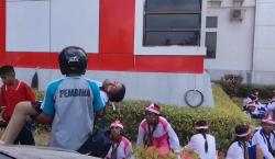 Ratusan Siswa Nekat Gerak Jalan Tanpa Masker di Tengah Abu Lewotobi, Puluhan Pingsan, Bupati Bungkam