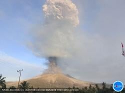 Status Awas, Gunung Lewotobi Flores Timur Erupsi Disertai Dentuman Keras