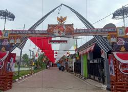 Semarak HUT RI ke-80: Warga Perum Fortuna Hiasi Gapura dengan Kain Merah Putih Sepanjang 51 Meter