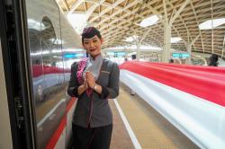 Meriahkan HUT RI ke-80, KCIC Kibarkan Bendera Merah Putih Sepanjang 208 Meter di Stasiun Halim