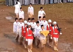 Viral Paskibra Kibarkan Merah Putih di Lapangan Becek, Seragam Berlumur Tanah