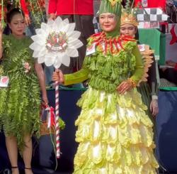 Viral Fashion Show 17-an Makin Gokil, Peserta Catwalk Anggun Pakai Dress Serba Sayur