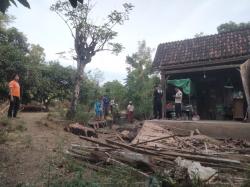 Angin Kencang Robohkan Rumah Seorang Nenek di Situbondo, Warga Gotong Royong Bantu Evakuasi