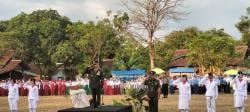 Meski Peserta Berkurang, Upacara Penurunan Bendera di Pakuniran Tetap Berlangsung Khidmat