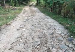 Jalan Rusak di Cipunaga Desa Cihara Undang Kecelakaan, Dikeluhkan Warga