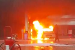 Kepanikan di SPBU Mandirancan, Minibus Hangus Dilalap Api Saat Isi BBM