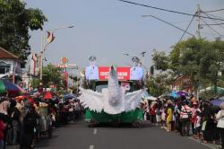 Ribuan Warga Rela Berpanas-panasan Saksikan Karnaval Pembangunan HUT ke-80 RI