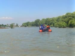 Ngeri! Perahu Dihantam Ombak Besar, 5 Pemancing Terlempar ke Laut di Pekalongan
