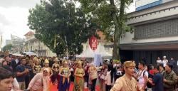 Parade Kirab Budaya HUT ke-80 Jawa Barat 2025 Banjir Penonton di Bandung