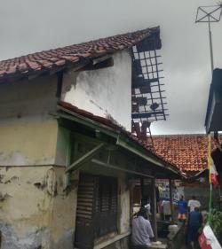 Hujan Disertai Angin Kencang Terjang Desa Jatimerta Cirebon , 15 Rumah Rusak