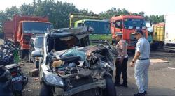 Breaking News! Kecelakaan Maut di Tol Jombang, Wuling Hancur Tabrak Truk Muatan Tepung, 3 Tewas