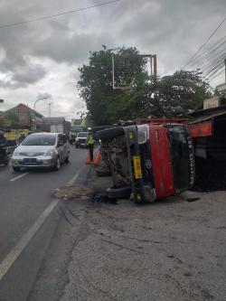 Dump Truk Bermuatan Batu Bara Terguling di Balongbendo Sidoarjo