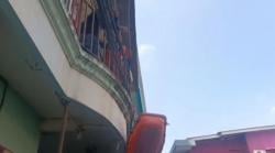 Dramatis! Aksi Petugas Damkar Evakuasi Jenazah Pria dari Lantai 2 Pakai Tali dan Tandu Viral