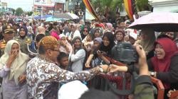 Wali Kota Ramlan Bagikan Bakso Gratis di Tengah Pawai, HUT RI di Bukittinggi Kian Meriah