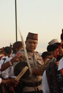 Unik! Polisi Mabar Amankan Festival Golo Koe dengan Topi Re’a, Wisatawan Terpukau