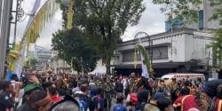 Masyarakat Tumpah Ruah Nikmati Pawai Kirab Budaya Jabar 2025 di Bandung