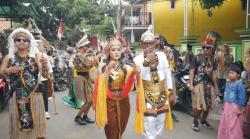 Pawai Budaya Meriahkan HUT RI ke-80 di Desa Sumendi, Warga Tumpah Ruah di Jalanan