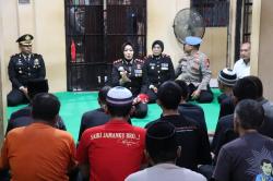 Momen HUT RI ke-80, Polres Sragen Bagikan Bingkisan dan Bendera ke Tahanan
