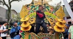 Diky Chandra Perkenalkan Silat Payung Geulis di Kirab Budaya HUT ke-80 Jawa Barat