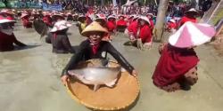 Kocak! Emak-Emak Kejar Ikan, Sampai Nyemplung di Lomba 17 Agustusan Lebak