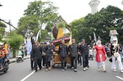 Gegap Gempita Kirab Budaya HUT ke-80 Jawa Barat, Ribuan Orang Tumpah Ruah