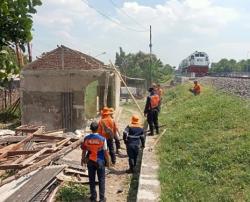 Bangunan Liar di Sekitar Rel KA Dibongkar, Demi Keselamatan Perjalanan Kereta