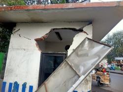 Truk Tronton Hantam Pos Lantas Kletek Taman, Bangunan Nyaris Roboh